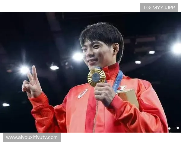 世界柔道锦标赛日本选手一本胜，家乡道馆升起国旗致敬